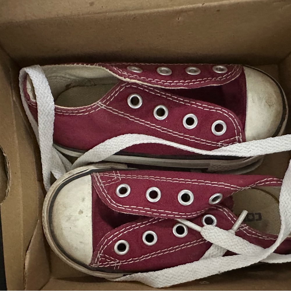 Converse low top Maroon infant Sz 6